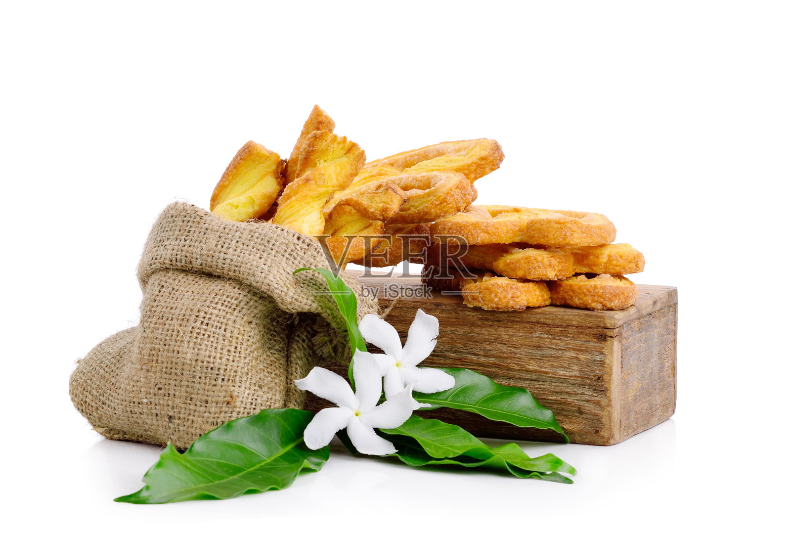 木盒子上的螺旋形面包条和蝴蝶派照片摄影图片