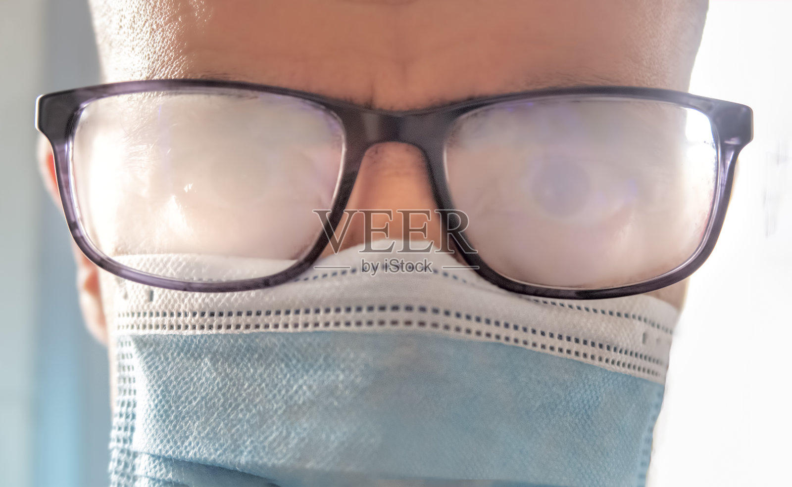 雾蒙蒙的眼镜是由于使用遮光罩选择性聚焦而引起的凝结照片摄影图片