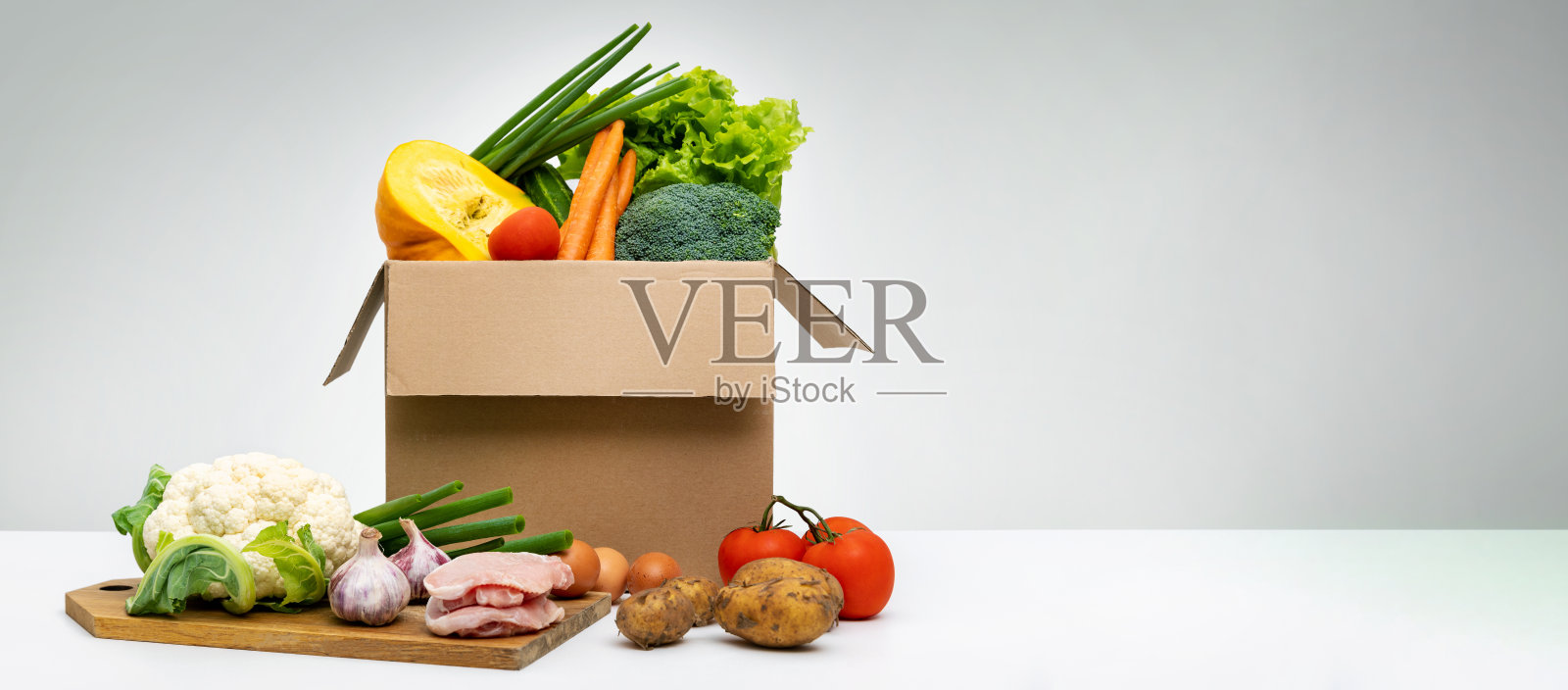 新鲜有机本地农场食品-一组食品杂货与灰色背景的拷贝空间照片摄影图片