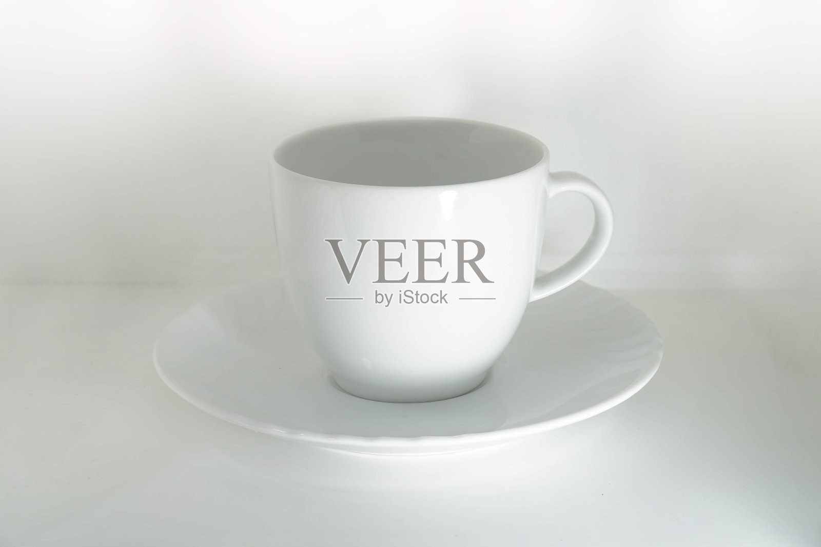 白咖啡，白色托盘，白色背景。照片摄影图片