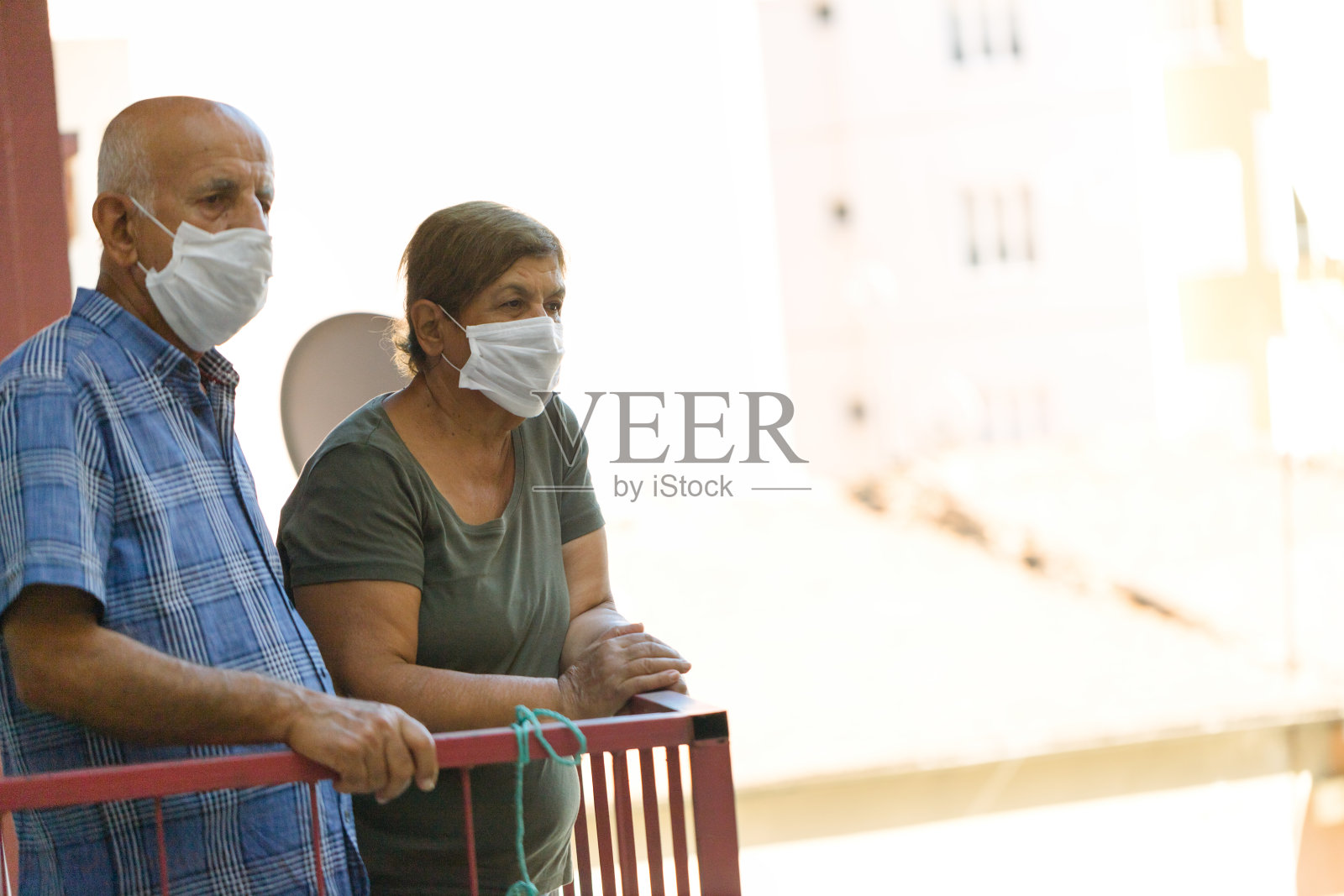 阳台上的老夫妇照片摄影图片