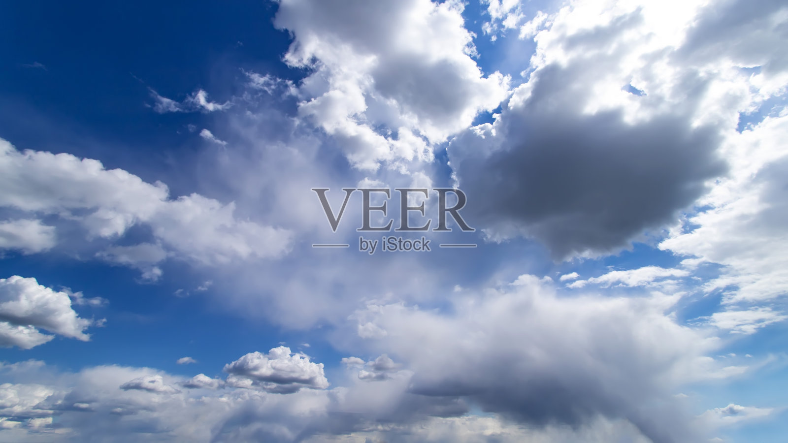 晴朗的日子里，蓝天白云。照片摄影图片