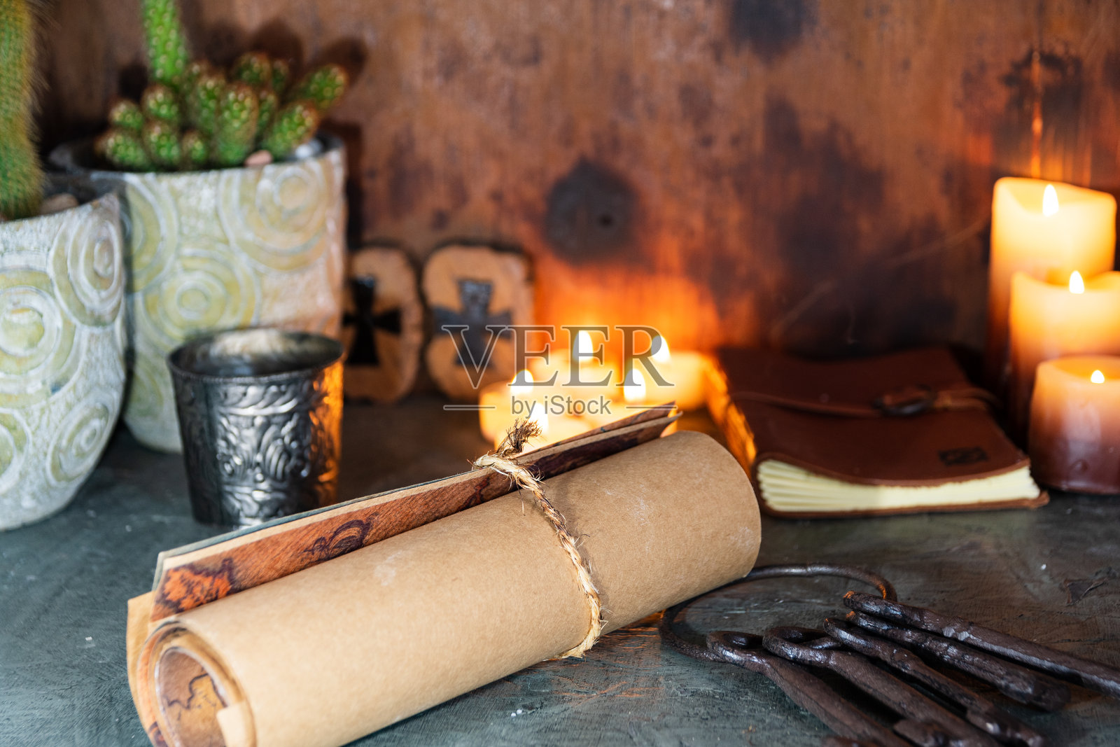 古朴木桌上的老静物照片摄影图片