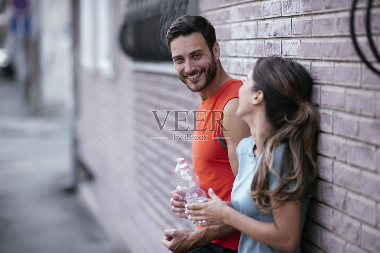 年轻夫妇跑步或慢跑后休息。照片摄影图片