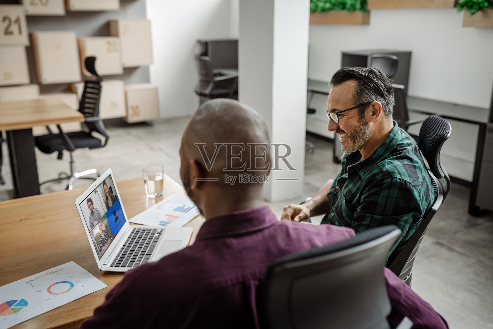 两名商人视频打电话给一个在家远程工作的同事照片摄影图片