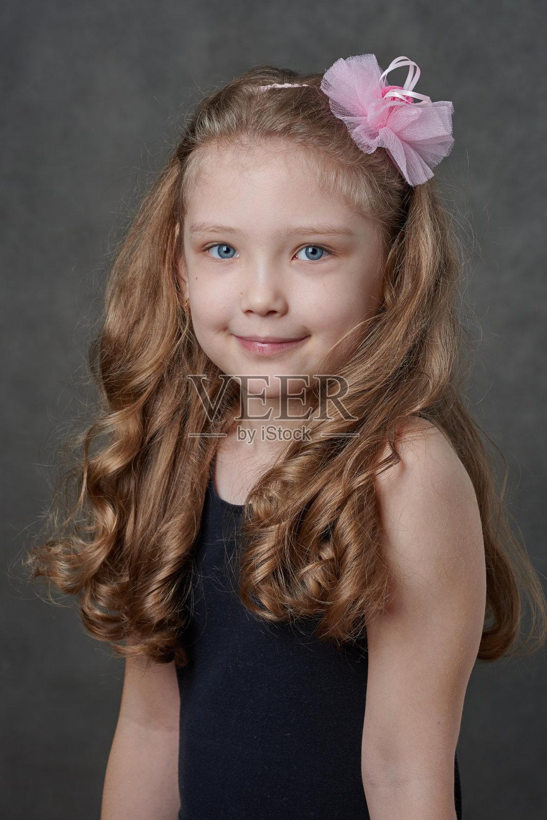 穿着黑色上衣的年轻女孩照片摄影图片