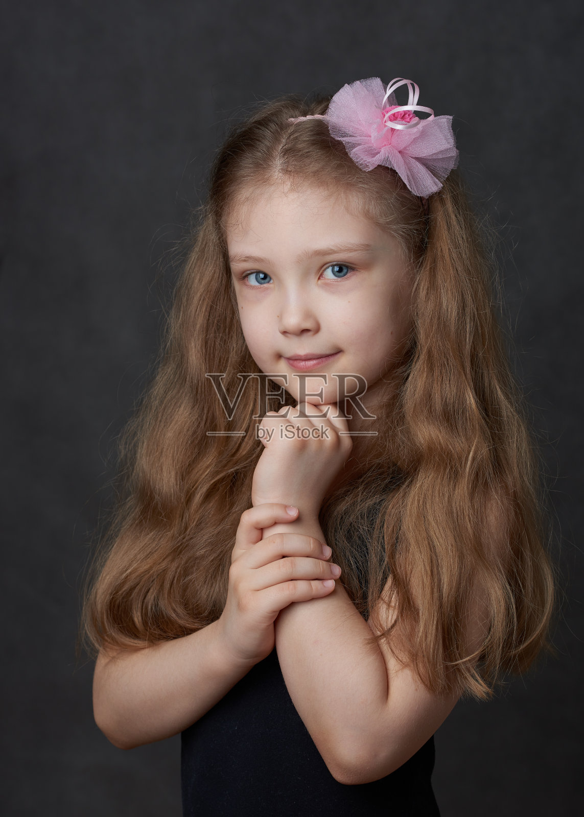 穿着黑色上衣的年轻女孩照片摄影图片