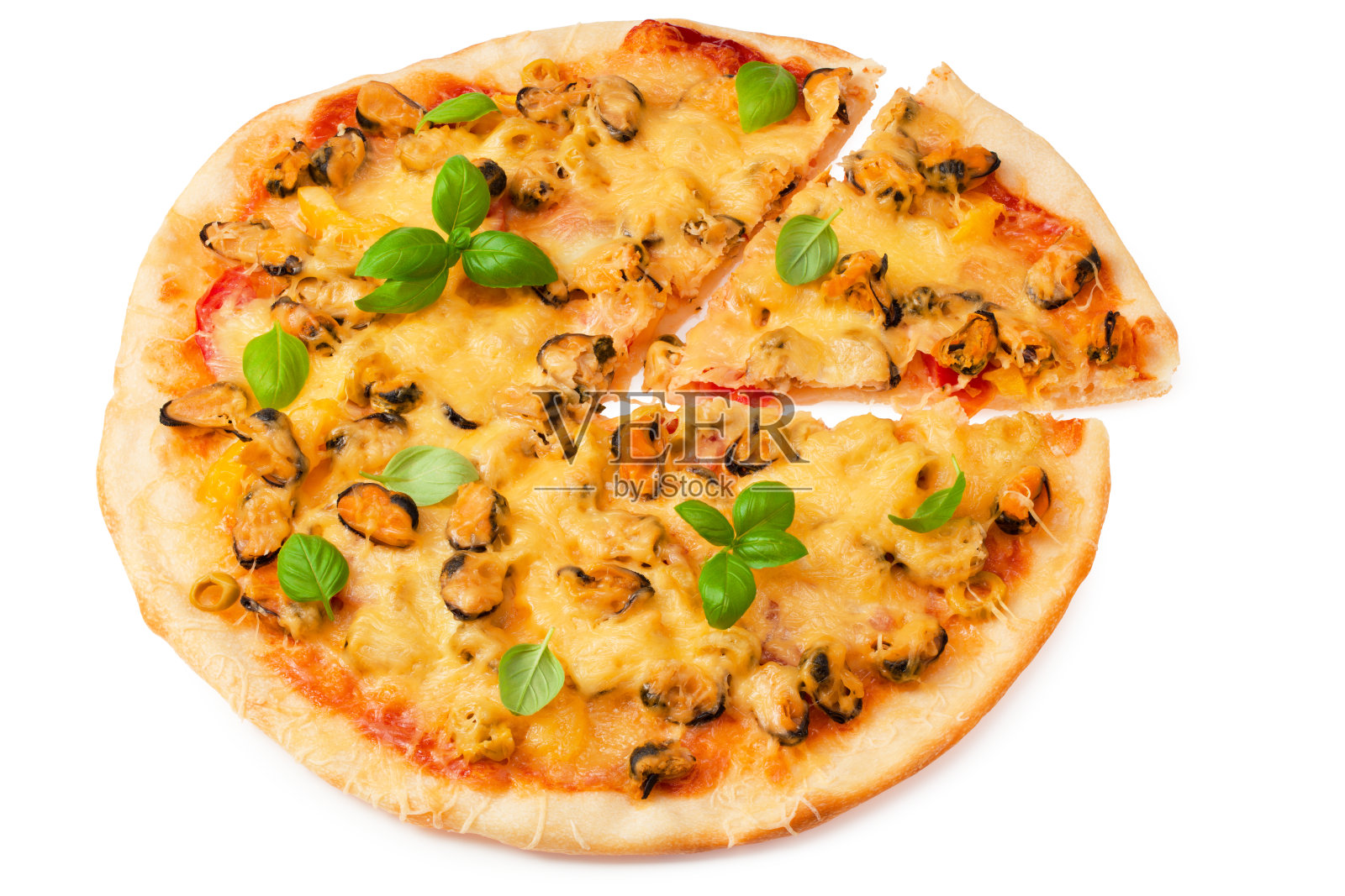 美味的披萨与海鲜和罗勒孤立在白色的背景照片摄影图片