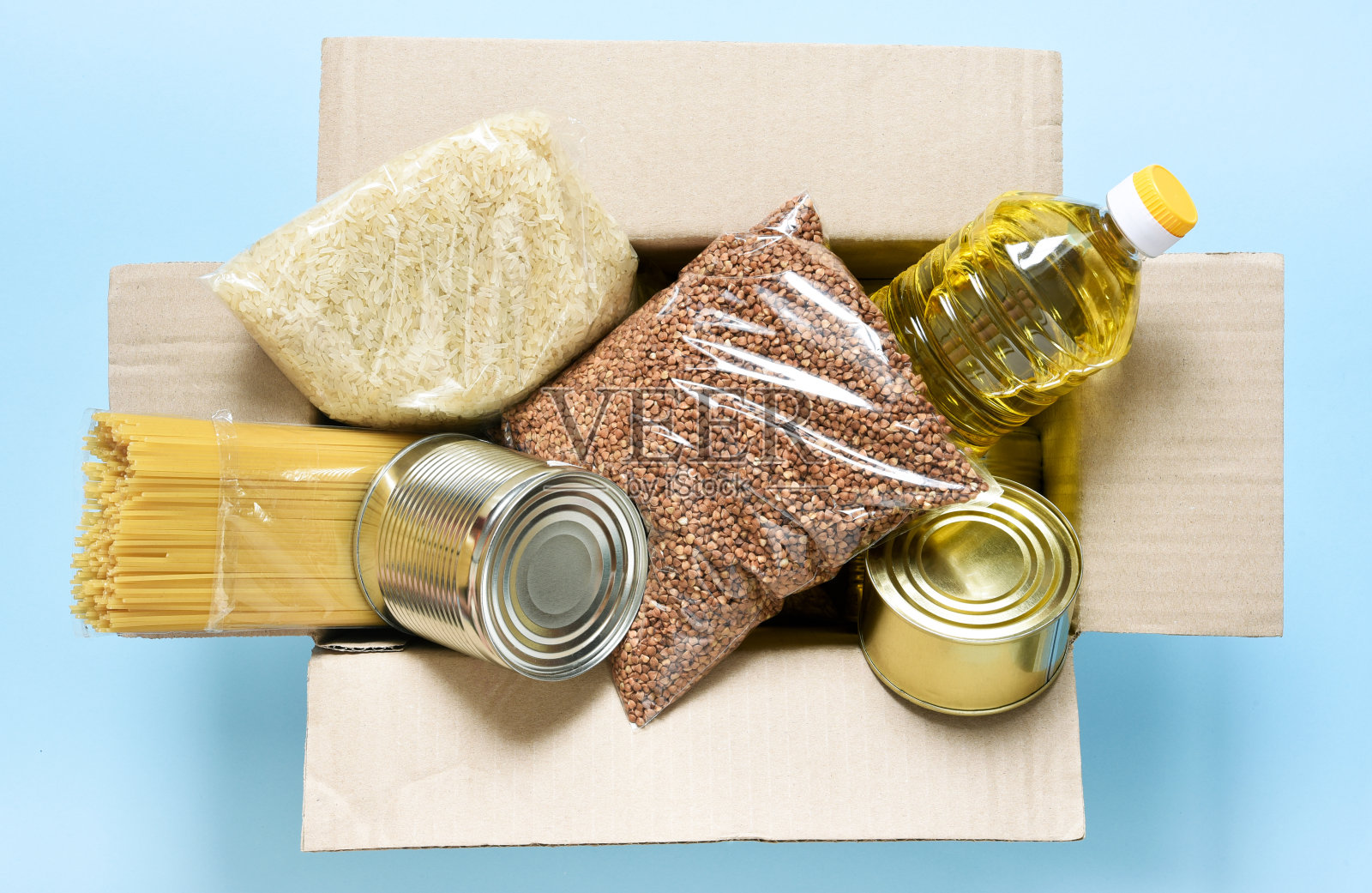 食品交付。主要产品:荞麦，意大利面，葵花籽油，罐头食品。食物的盒子。照片摄影图片