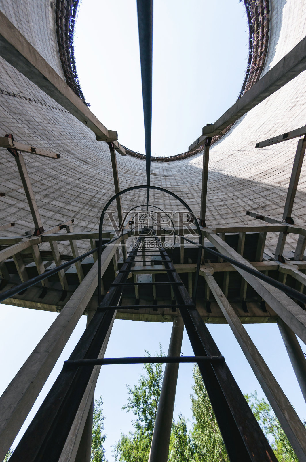 切尔诺贝利禁区普里皮亚季反应堆的冷却堆。苏联乌克兰切尔诺贝利核电站隔离区照片摄影图片