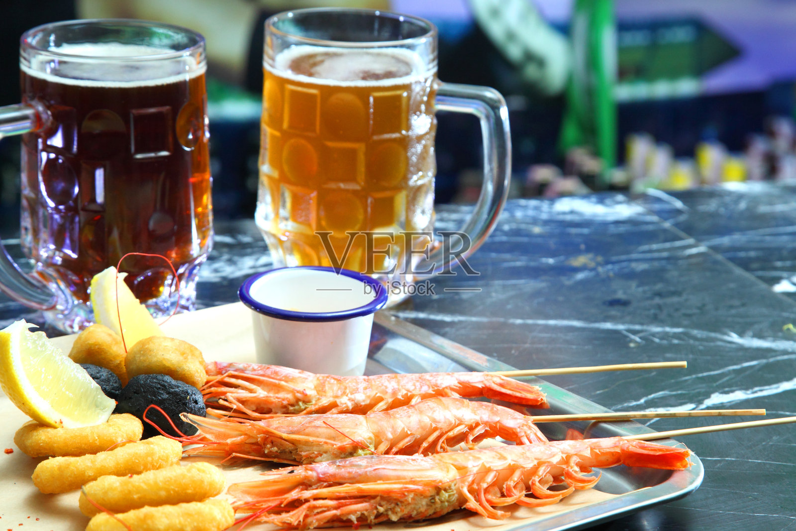 啤酒酒吧。海鲜零食啤酒。海螯虾，啤酒，鱿鱼圈。照片摄影图片
