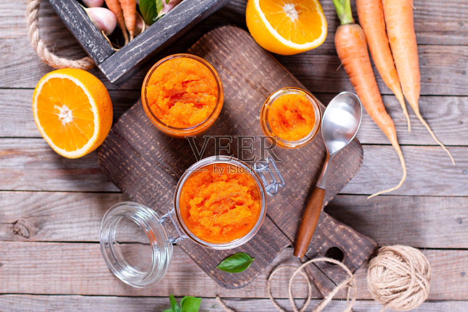 自制胡萝卜橙酱，配料放在木板上，自制果酱烹饪概念，俯视图照片摄影图片