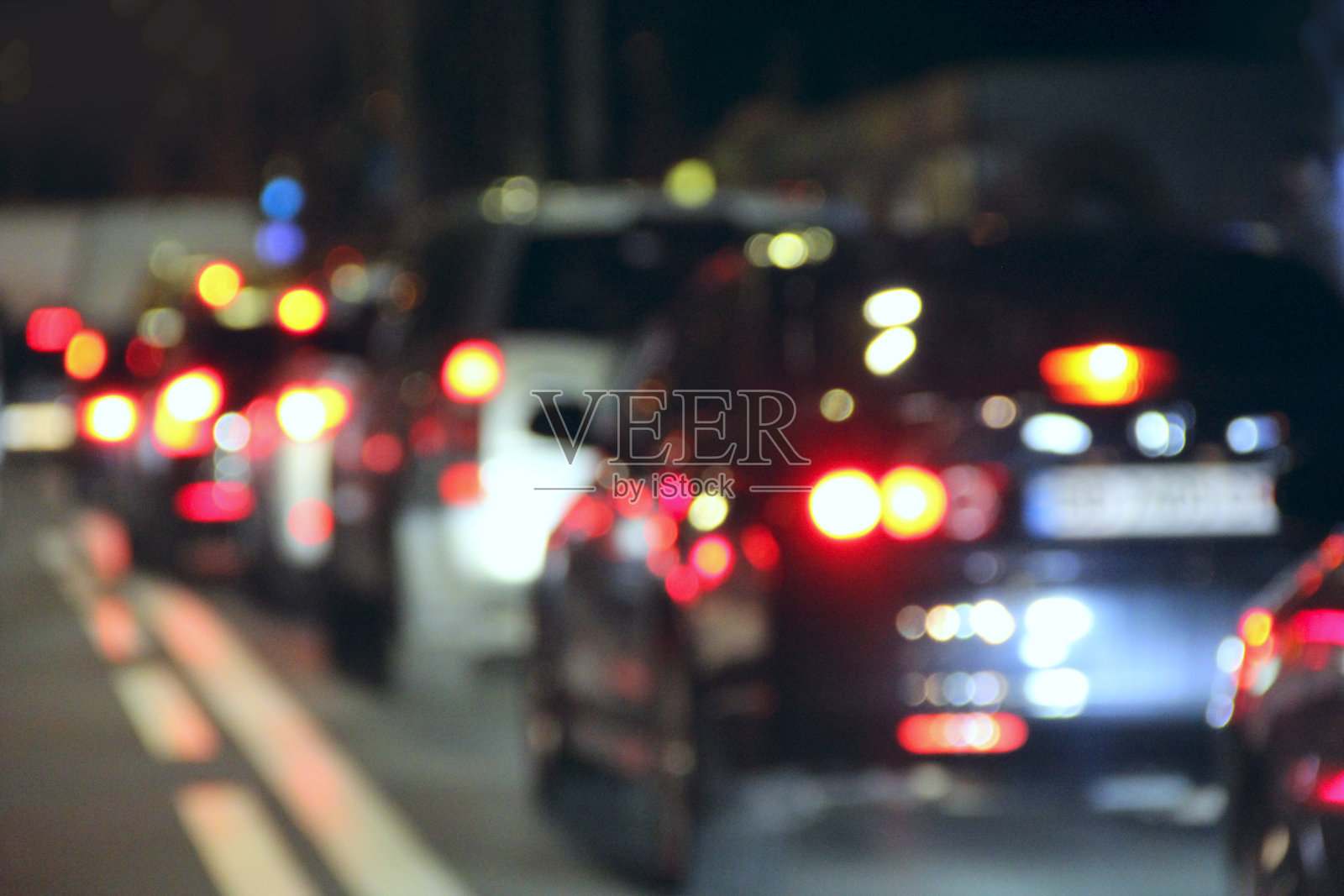 夜间交通堵塞。傍晚的城市里，汽车堵塞了繁忙的交通照片摄影图片