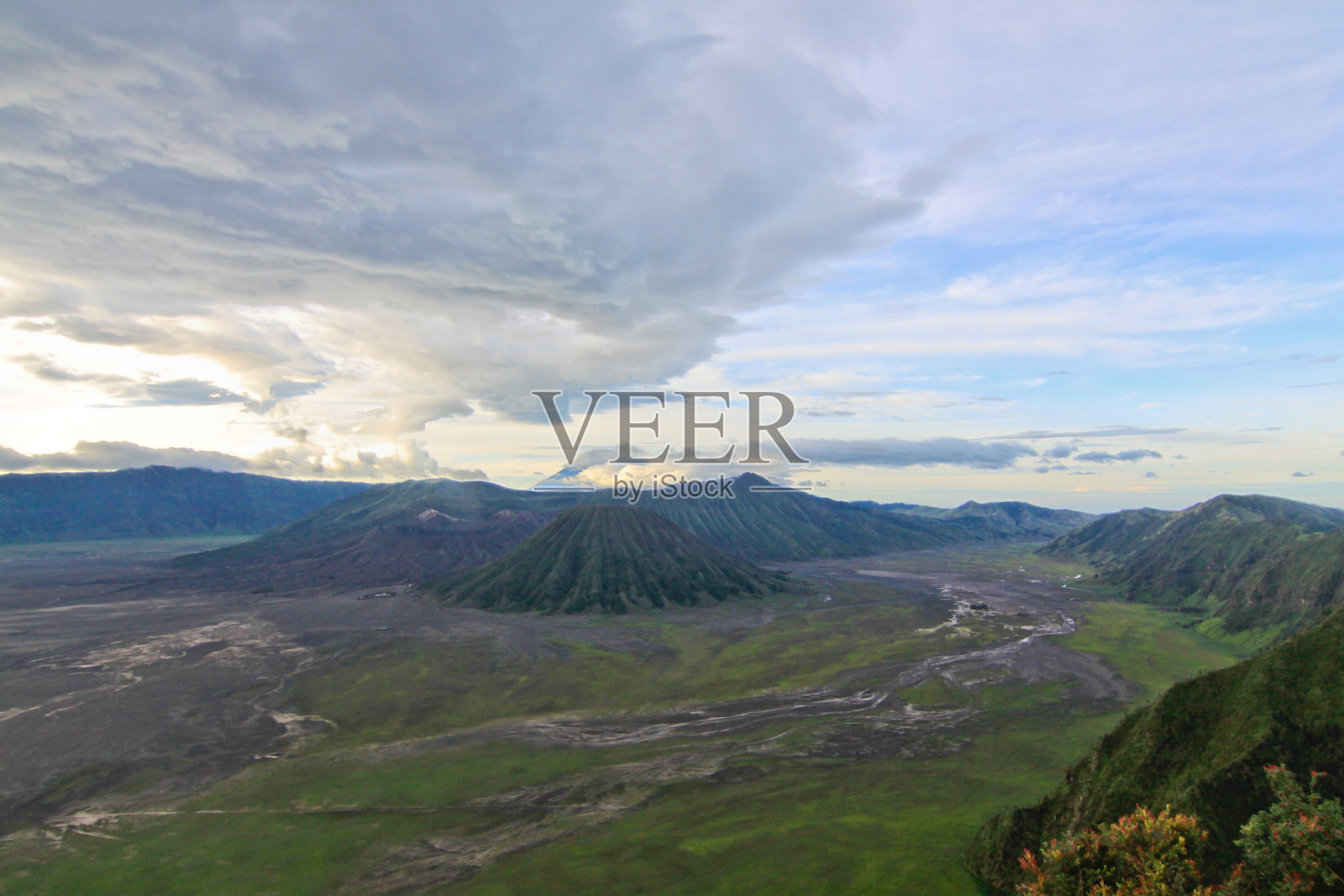 印度尼西亚爪哇岛腾格塞墨鲁国家公园的布罗莫山照片摄影图片