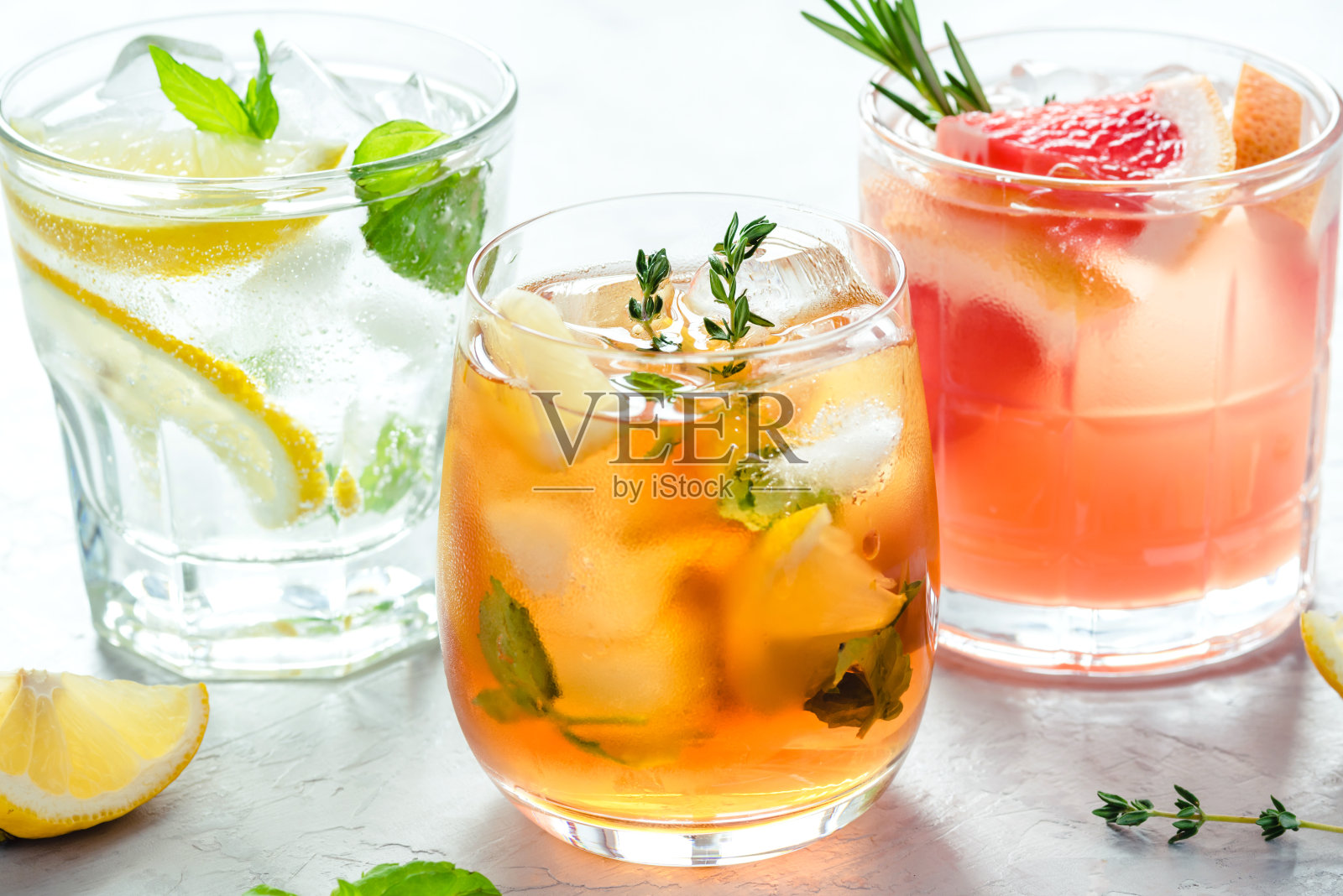 夏日清凉饮品加冰。照片摄影图片