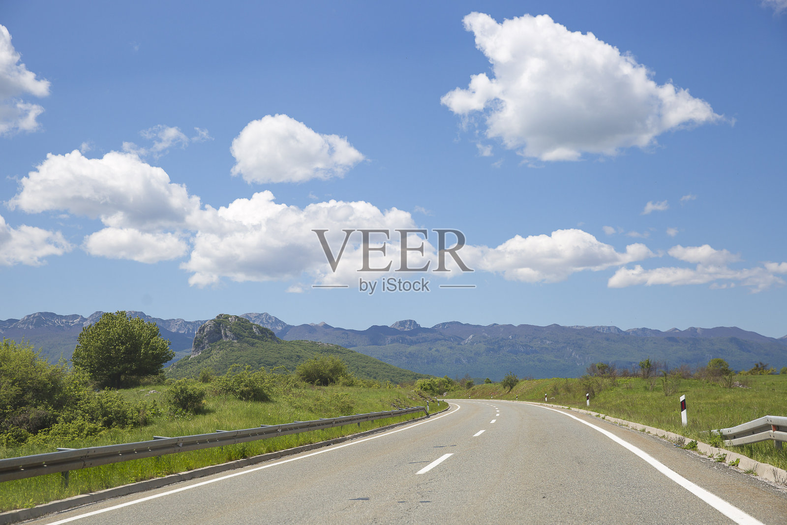 穿过克罗地亚南部阳光明媚的春天或夏天的乡村照片摄影图片