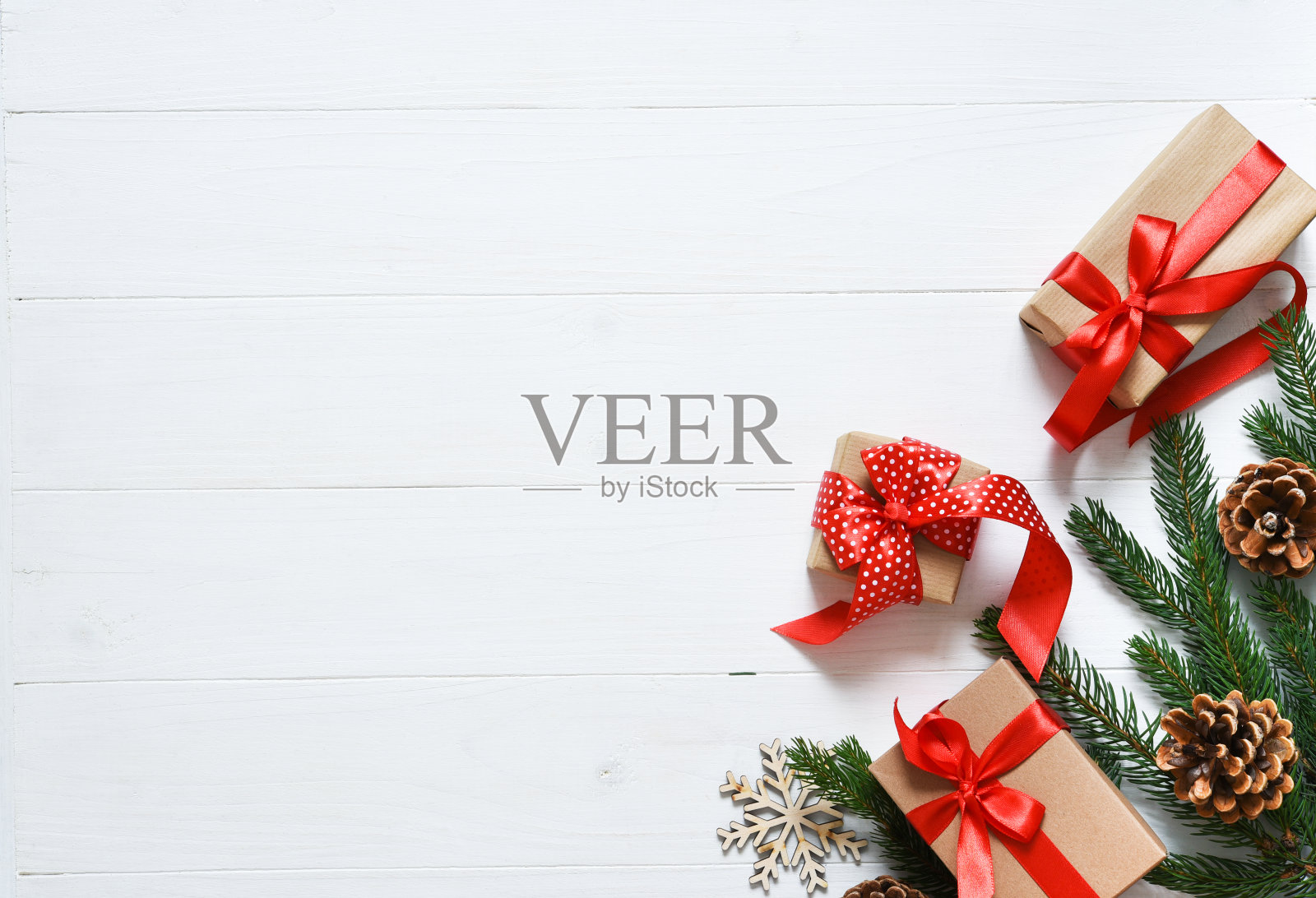 圣诞贺卡。圣诞布局与盒子和杉木在白色的木制背景。照片摄影图片