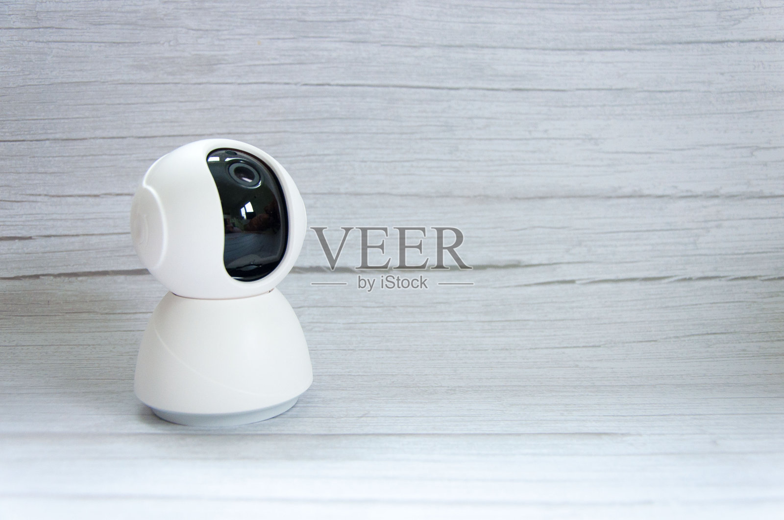 灰色木桌上有摄像头。闭路电视，ip摄像头安全监控儿童游戏室。照片摄影图片