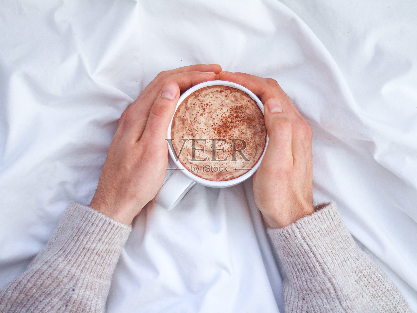 手拿热巧克力照片摄影图片