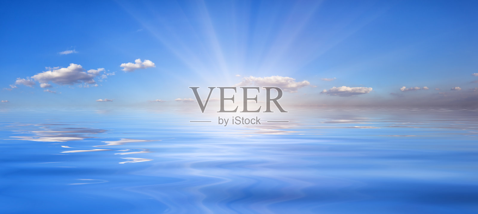 蓝天和水面上的太阳照片摄影图片