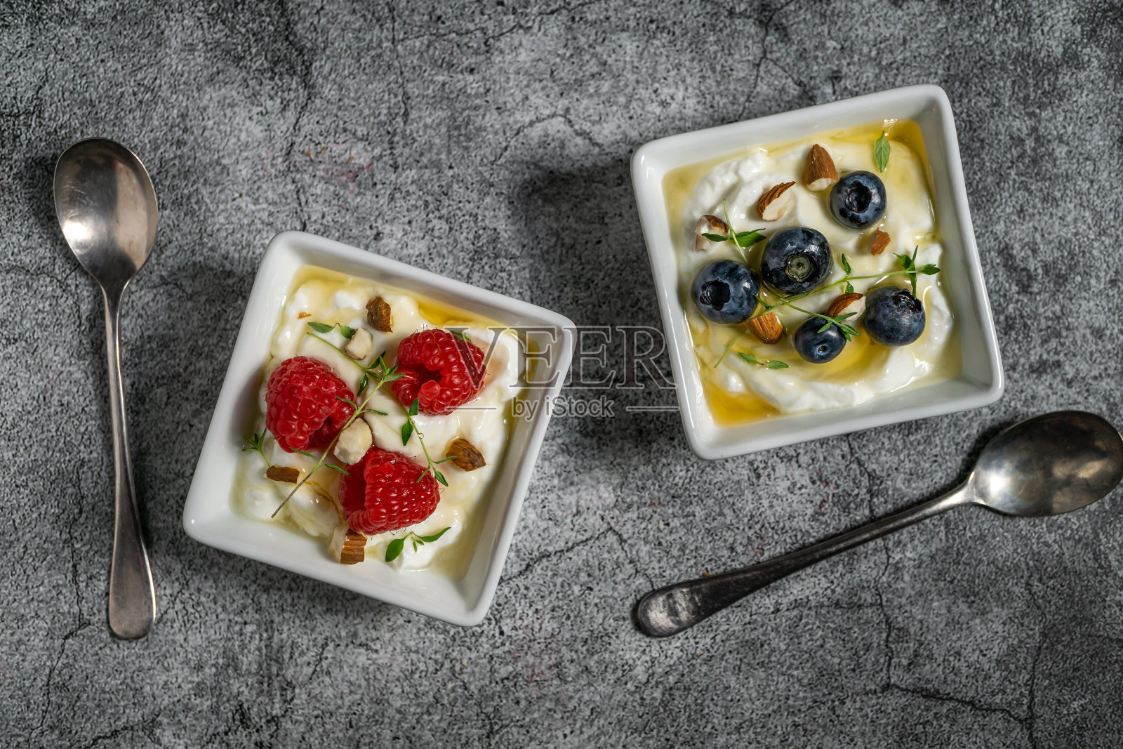 碗里装满了希腊酸奶，上面放着浆果。照片摄影图片