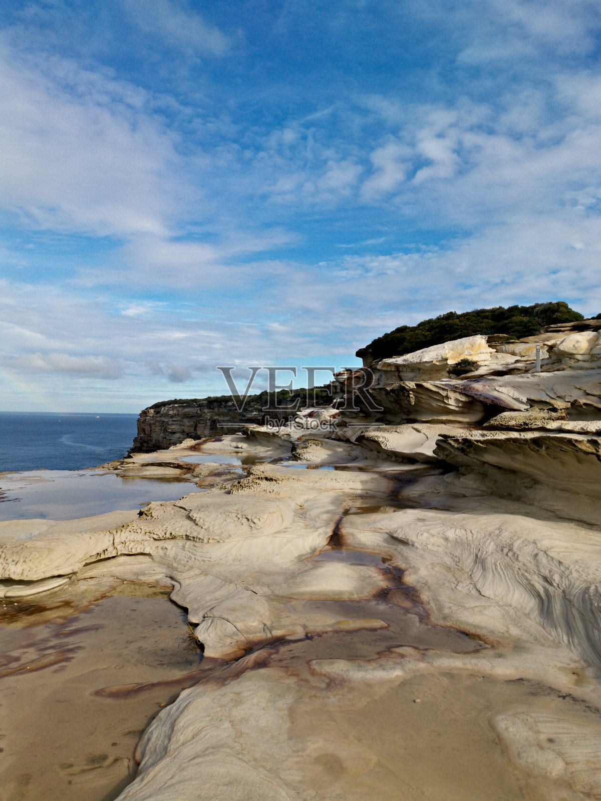 美丽的煤炭小径与惊人的岩石构成和悬崖沿海洋在国家公园照片摄影图片