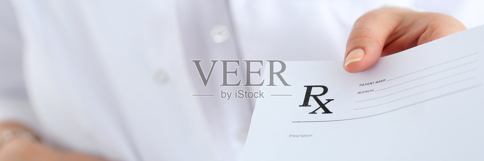 女医师手持剪贴板垫照片摄影图片