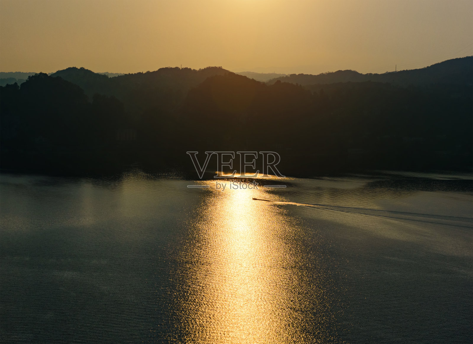 意大利美丽的山湖自然景观。Arona照片摄影图片