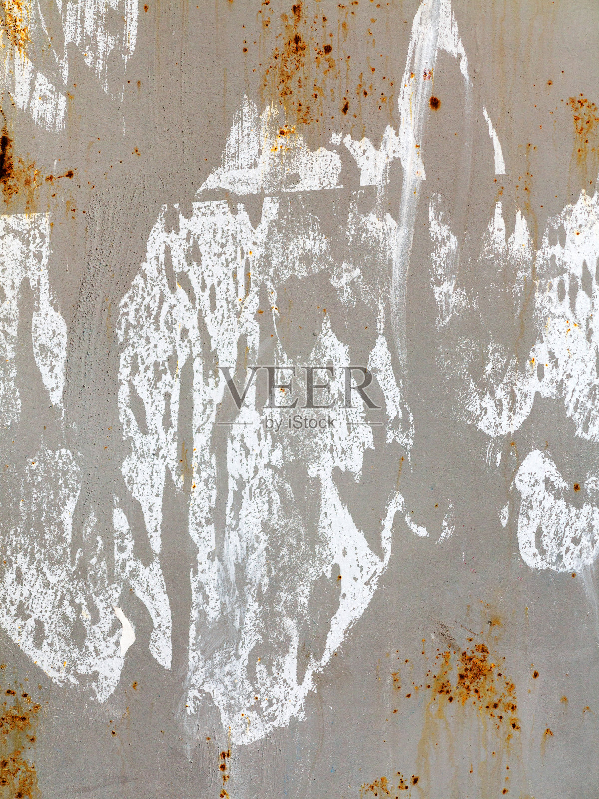 创造性的背景生锈的金属，油漆灰色油漆不小心与残存的撕纸。丑的金属表面。伟大的背景或纹理为您的项目。照片摄影图片