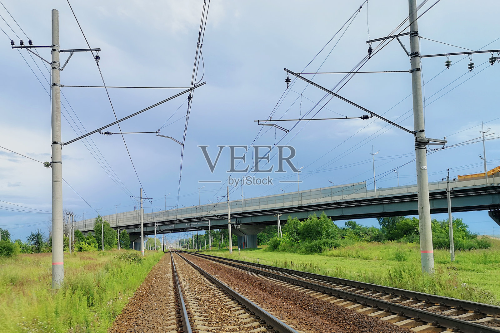 乡村风景中的铁路。晚上,夏天照片摄影图片