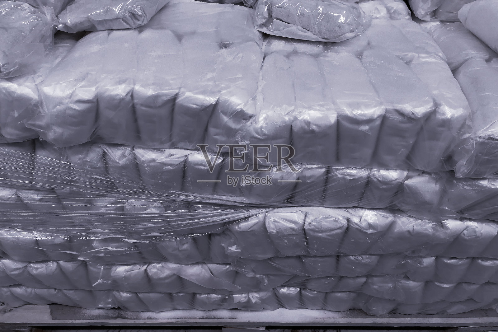 一袋袋的糖放在托盘上。从前面看。在超市。黑白照片。照片摄影图片