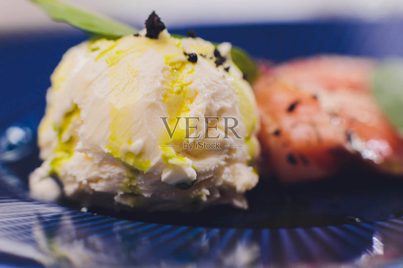 自制瑞典格拉士配甜菜根沙拉和辣根酱。照片摄影图片