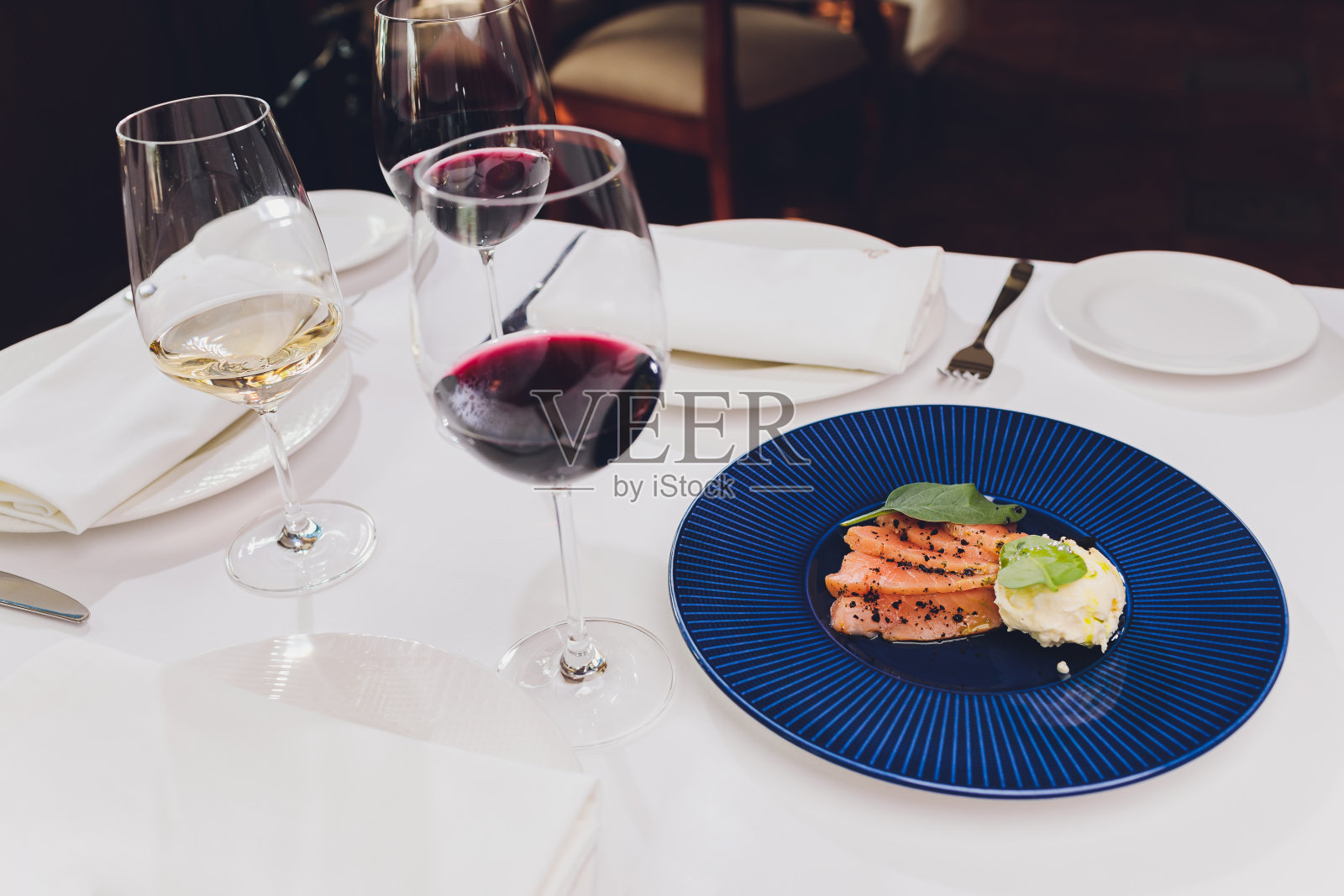 自制瑞典格拉士配甜菜根沙拉和辣根酱。照片摄影图片