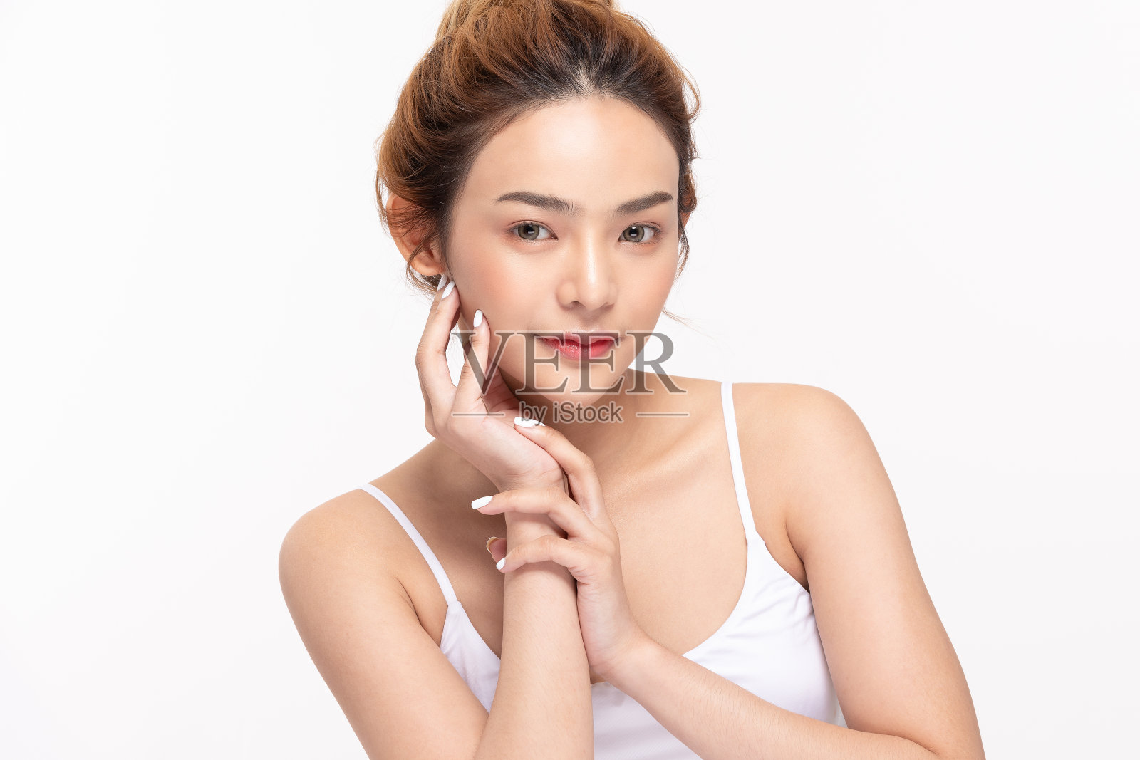 美丽的亚洲年轻女子触摸柔软的脸颊微笑，干净新鲜的皮肤幸福和愉快的积极的情绪，隔离在白色的背景，美容化妆品和面部治疗的概念照片摄影图片