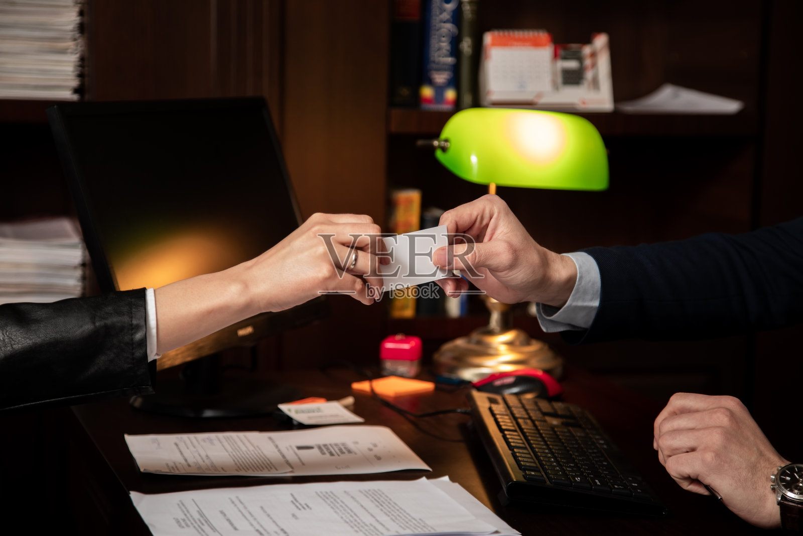 合同签订后，律师将拜访卡交给他的委托人照片摄影图片