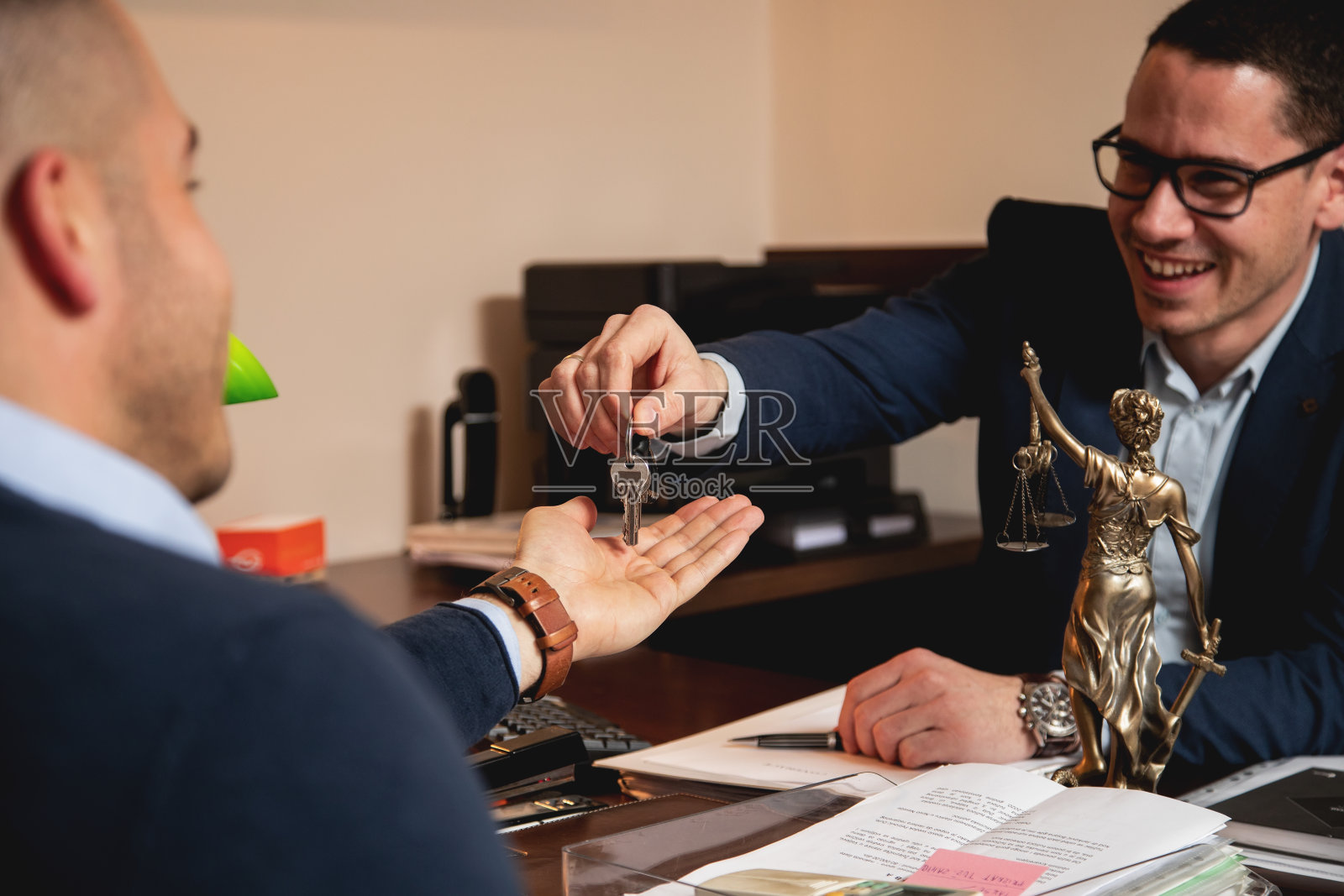 合同签订后，律师把公寓钥匙交给了他的当事人照片摄影图片
