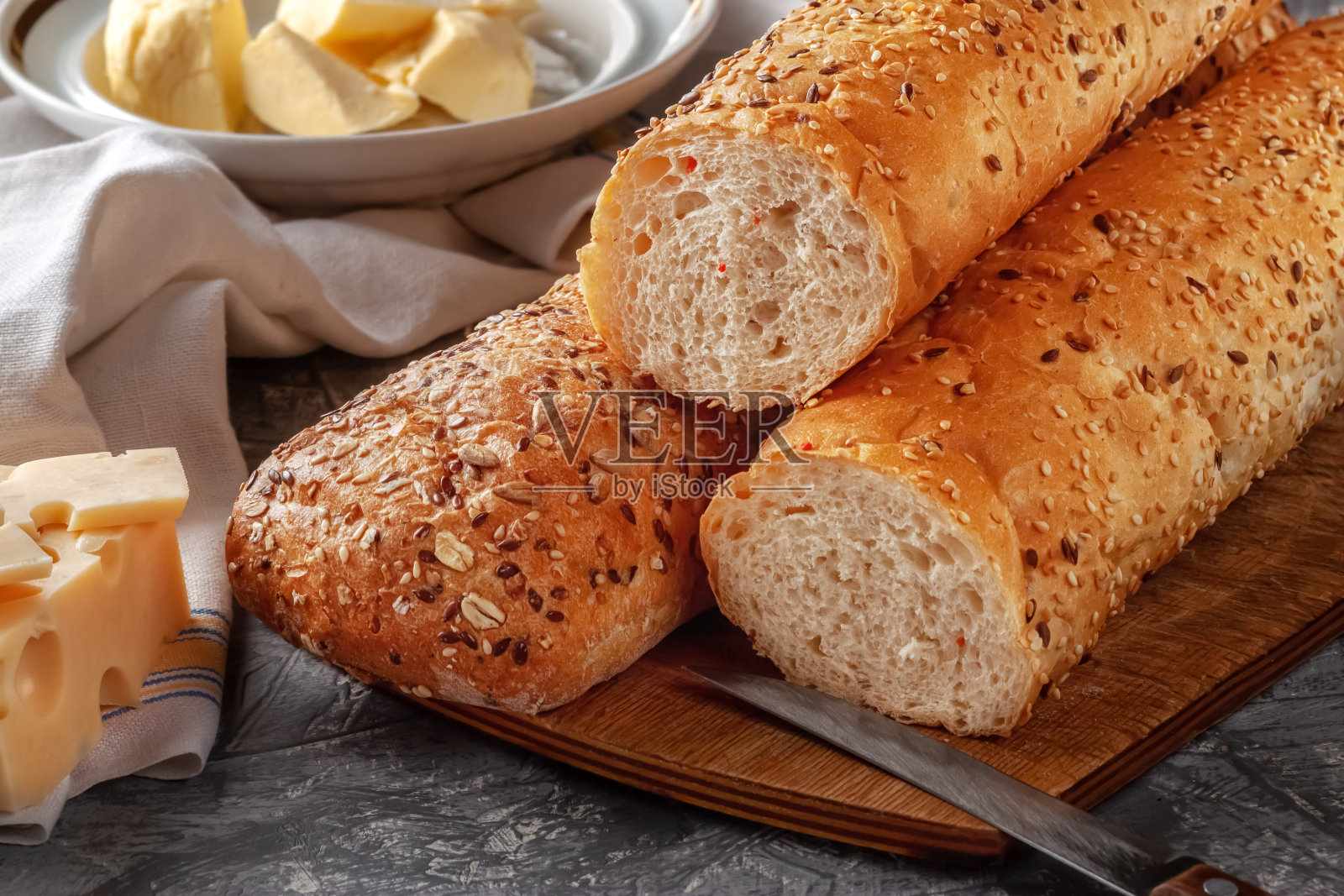 桌上放着新鲜的面包和芝麻，还有燕麦片照片摄影图片