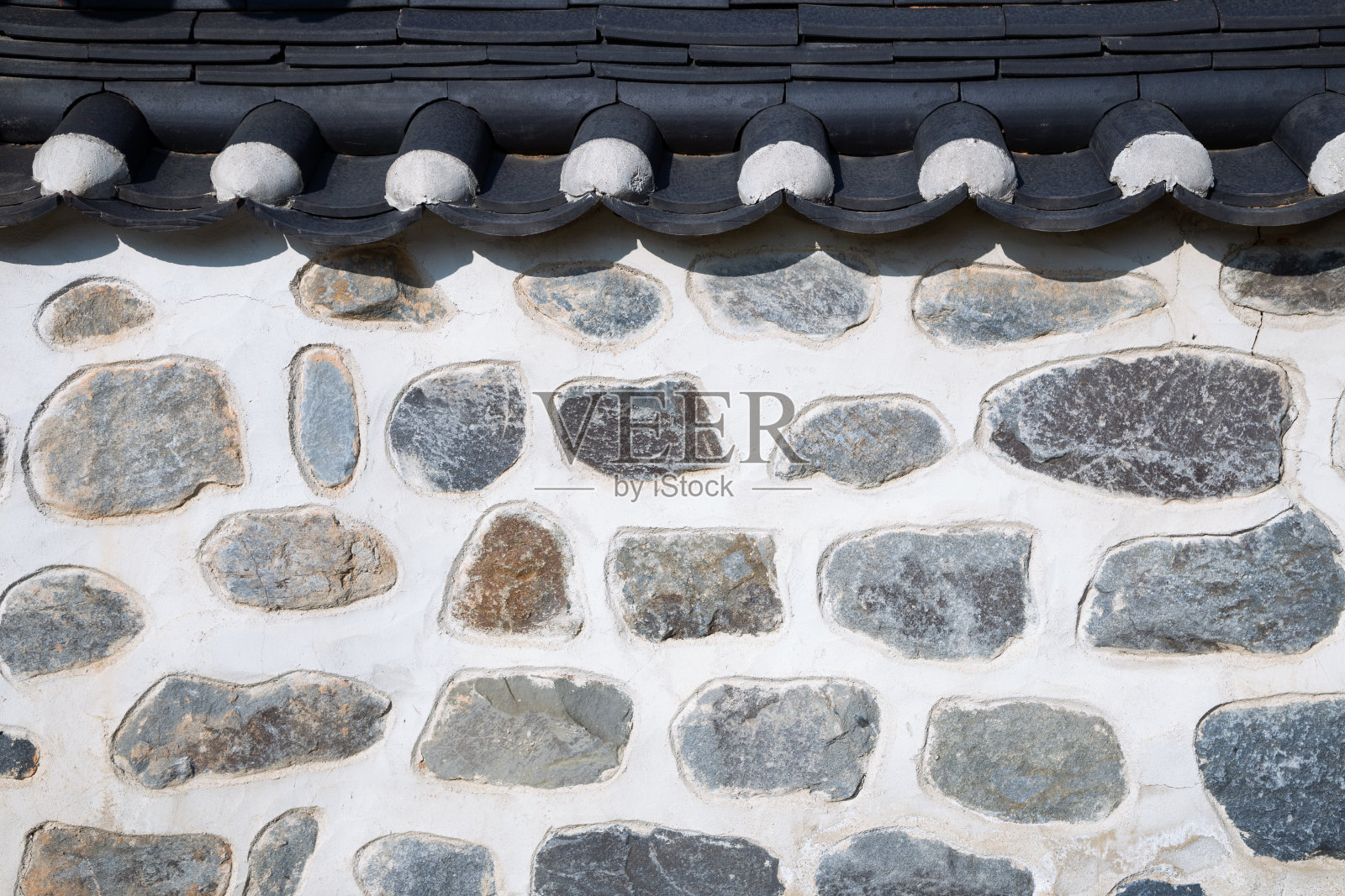 韩国传统的石墙和瓦屋顶照片摄影图片