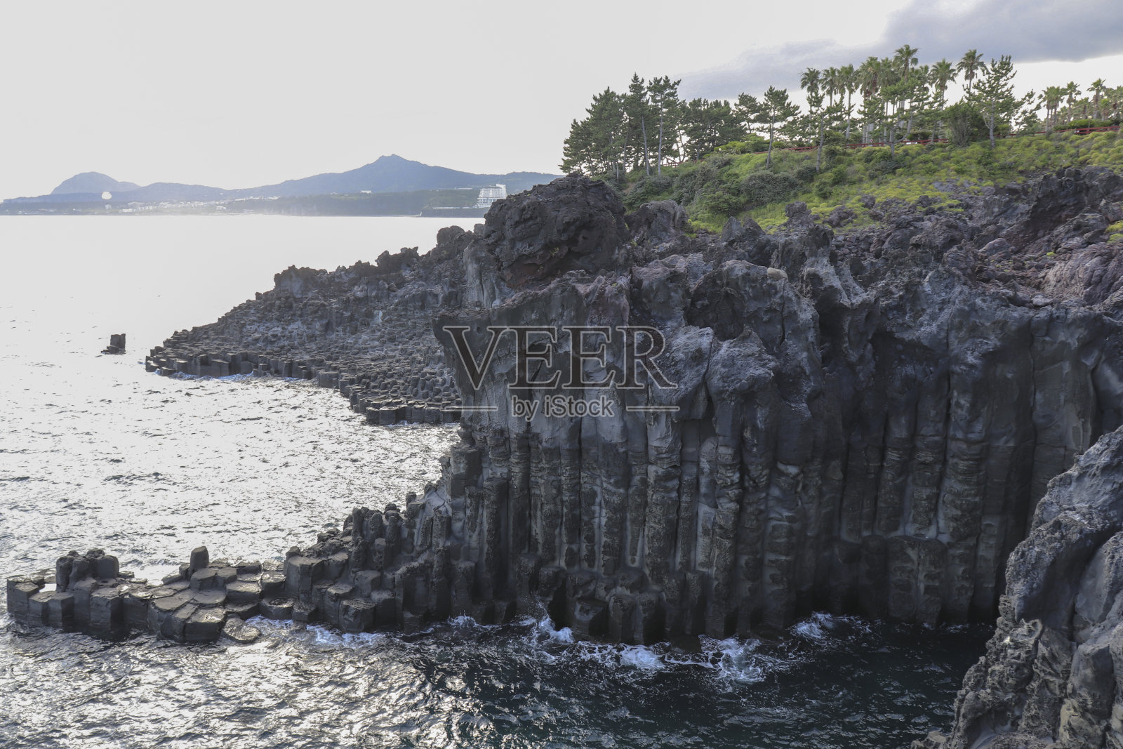 韩国济州岛正门大坡三山全里崖(柱状节理)照片摄影图片