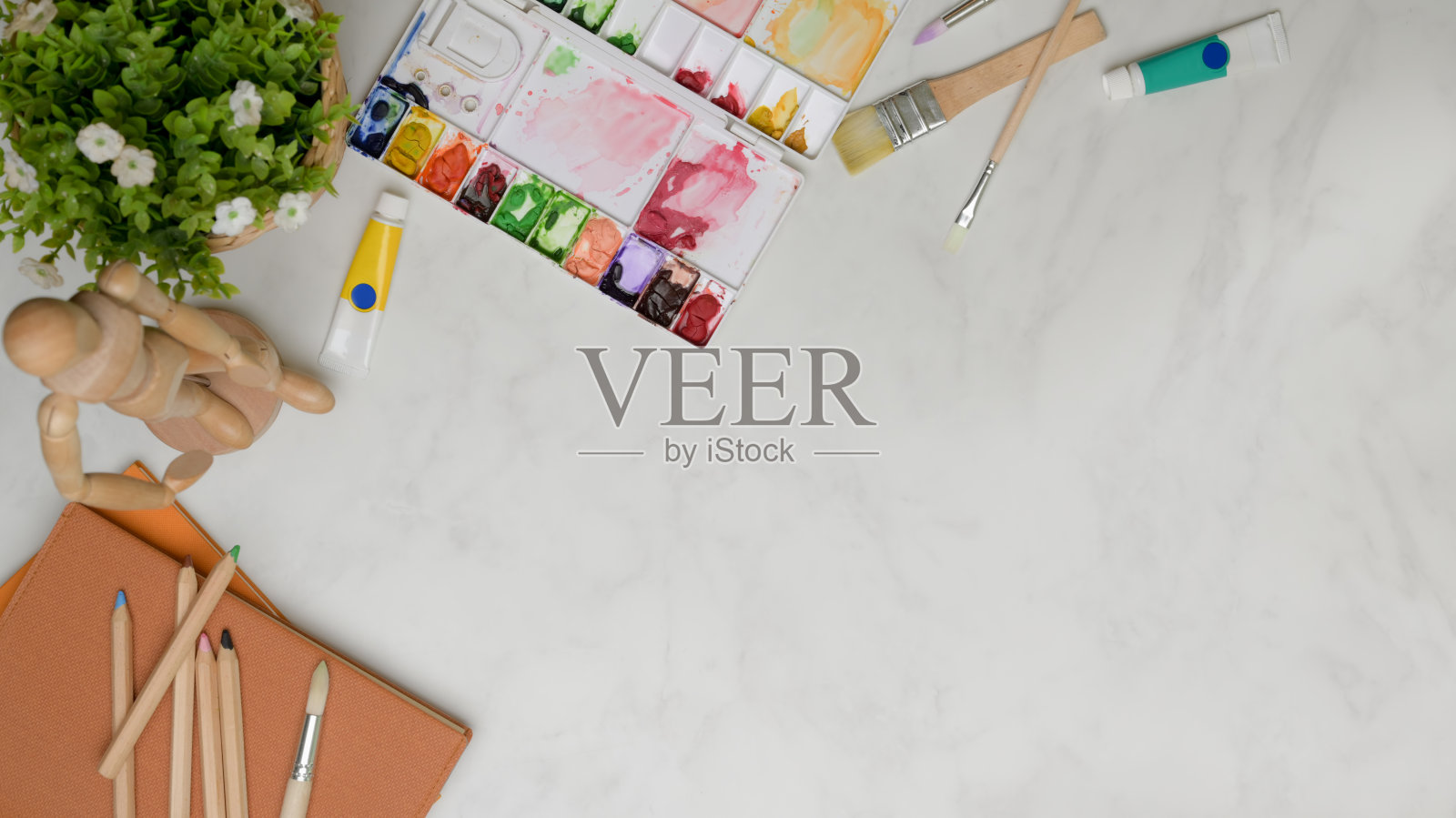 工作空间与油漆工具，笔记本，装饰和复制空间在大理石桌上照片摄影图片