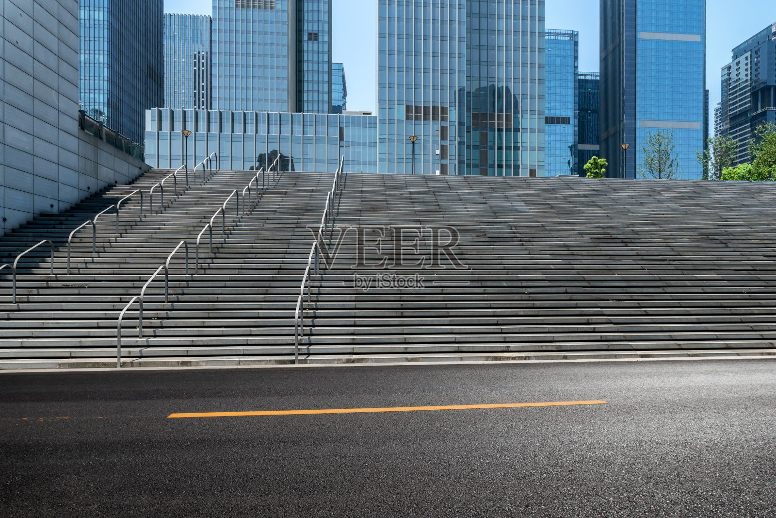 现代办公大楼前的空地。照片摄影图片