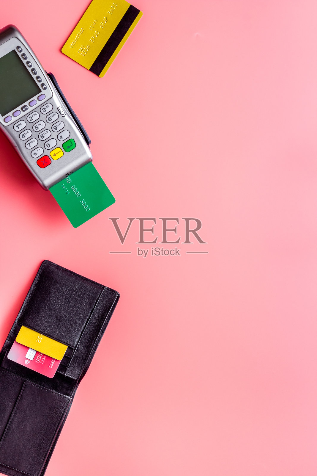 用信用卡付款。终端上的粉红色背景自上而下的拷贝空间照片摄影图片