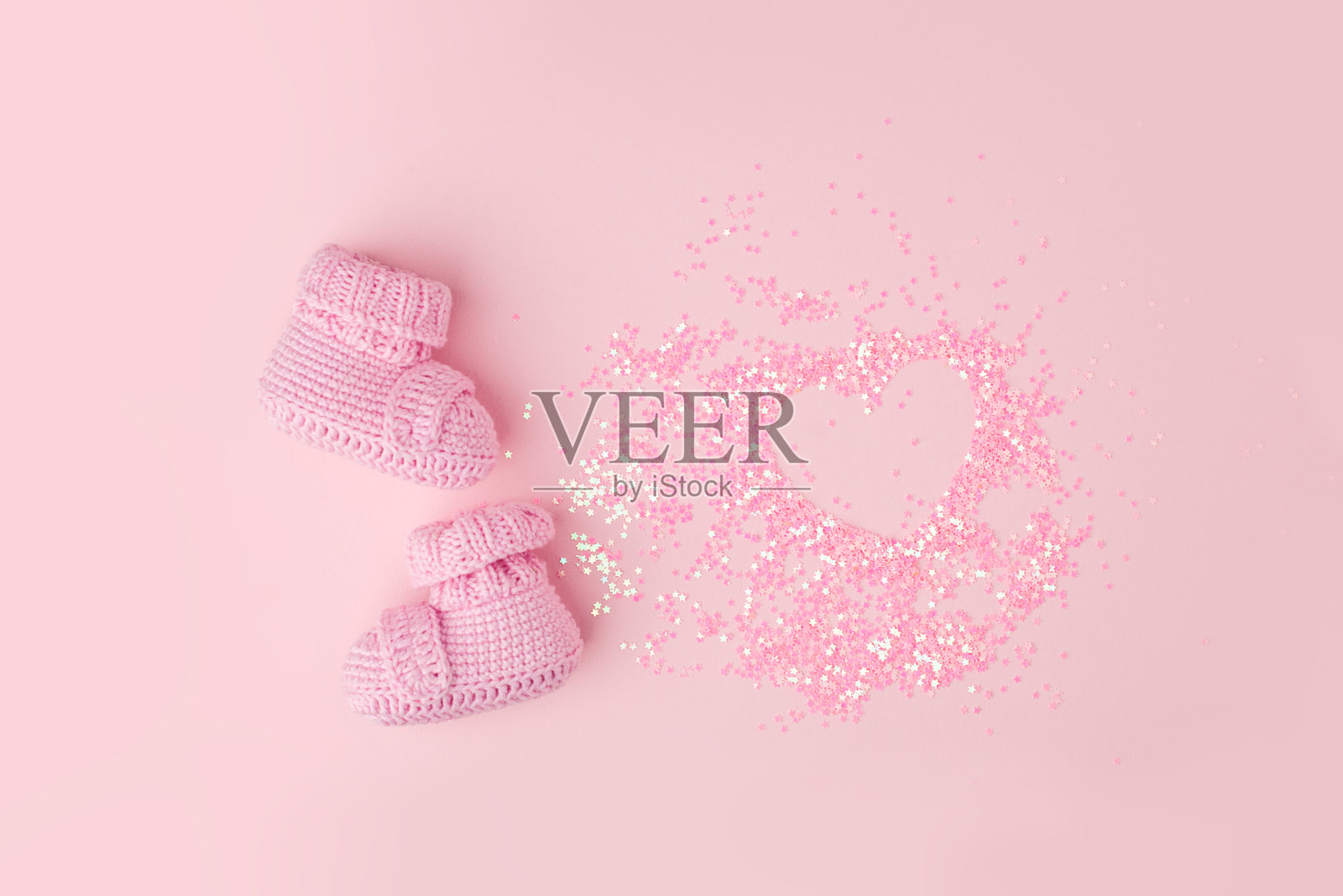 婴儿鞋，粉红背景上的靴子，第一个新生儿派对背景，生日，新生儿的期望，母亲，孕妇，父母，最小的单色卡片，横幅，拷贝空间照片摄影图片