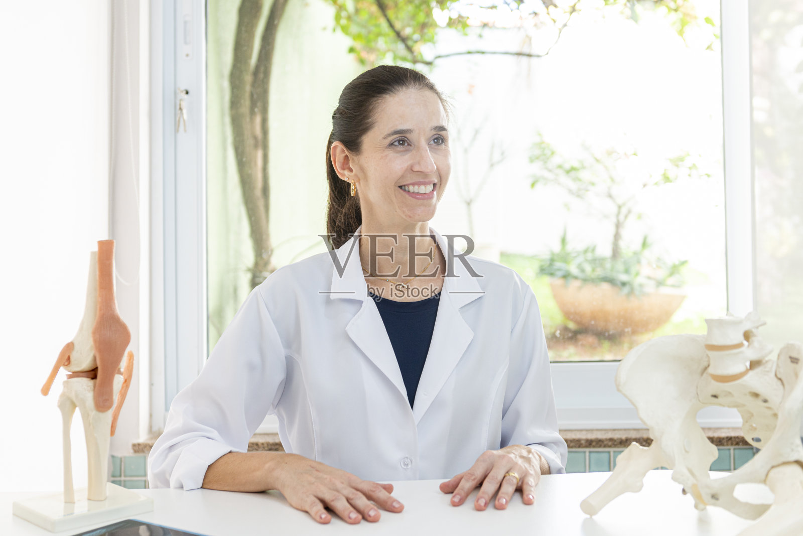 在办公室的物理治疗师的肖像照片摄影图片