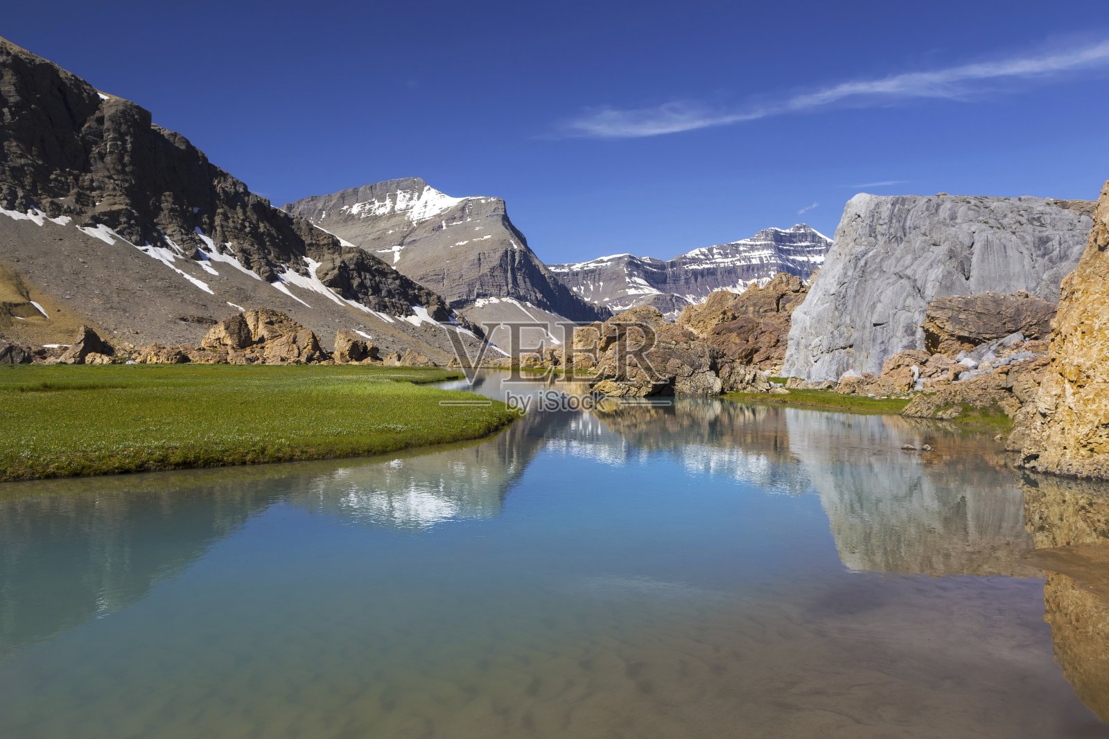 在加拿大落基山脉的徒步旅行路线上的brazau河峡谷照片摄影图片