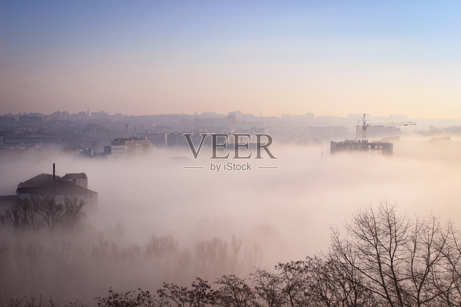 清晨大雾中的城市鸟瞰图照片摄影图片