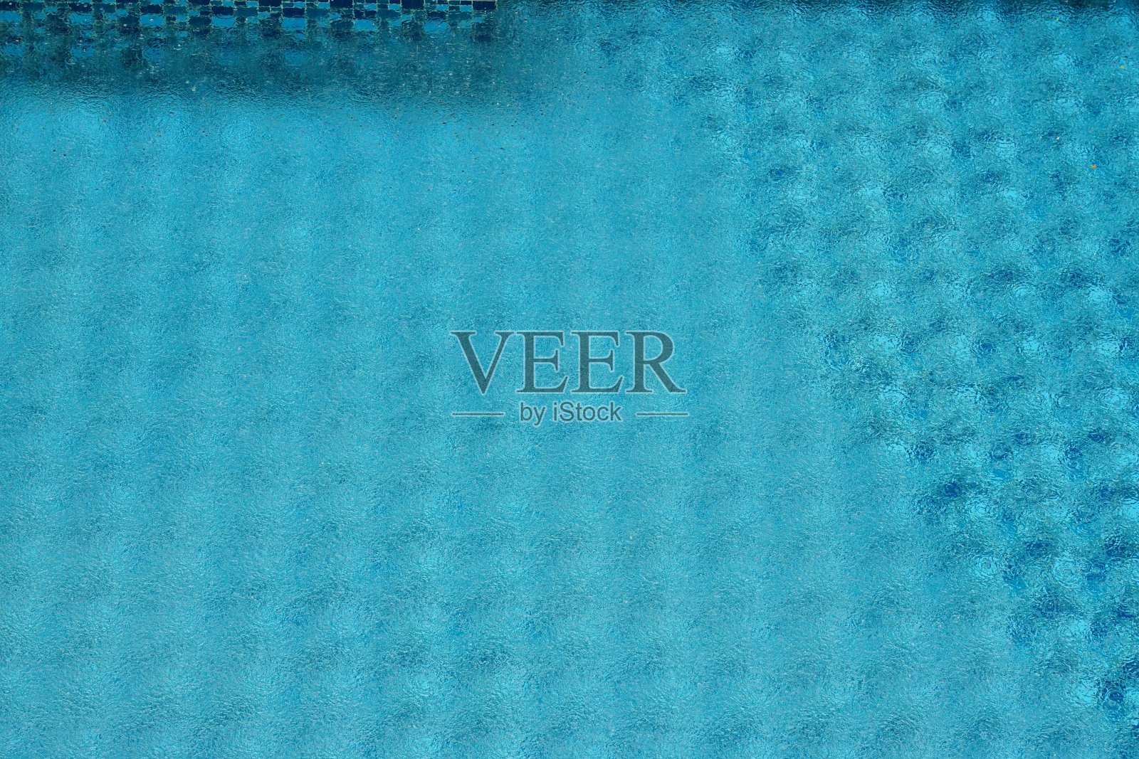 雨水落在游泳池上照片摄影图片