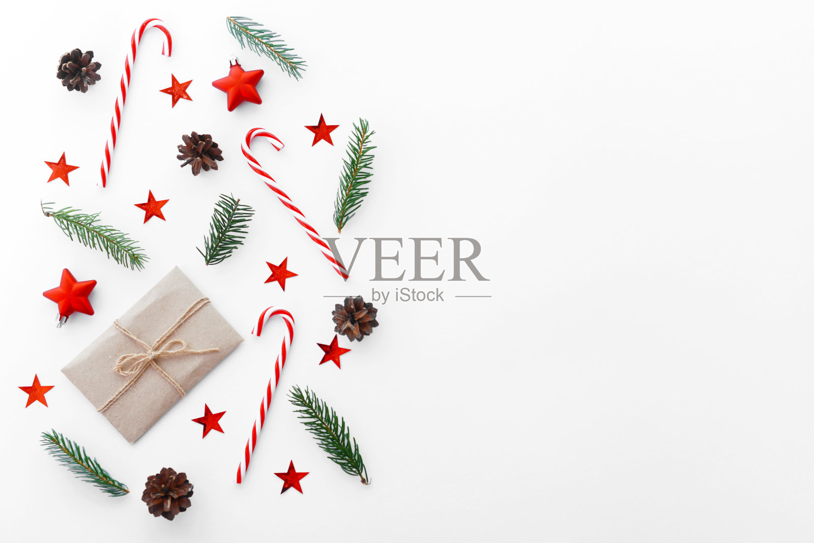 白色背景上的圣诞装饰品照片摄影图片