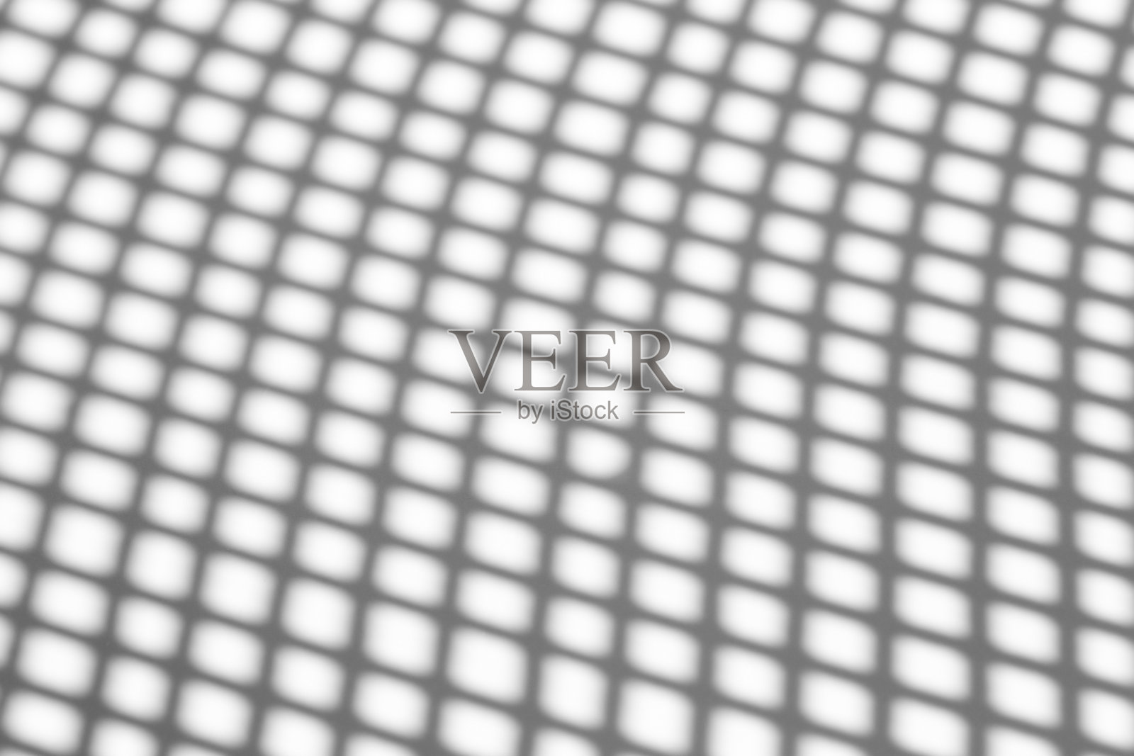 阴影叠加效果的照片。阳光明媚的日子里，干净的白色墙壁上的栅格线或栅栏或护栏的阴影。几何阴影照片摄影图片