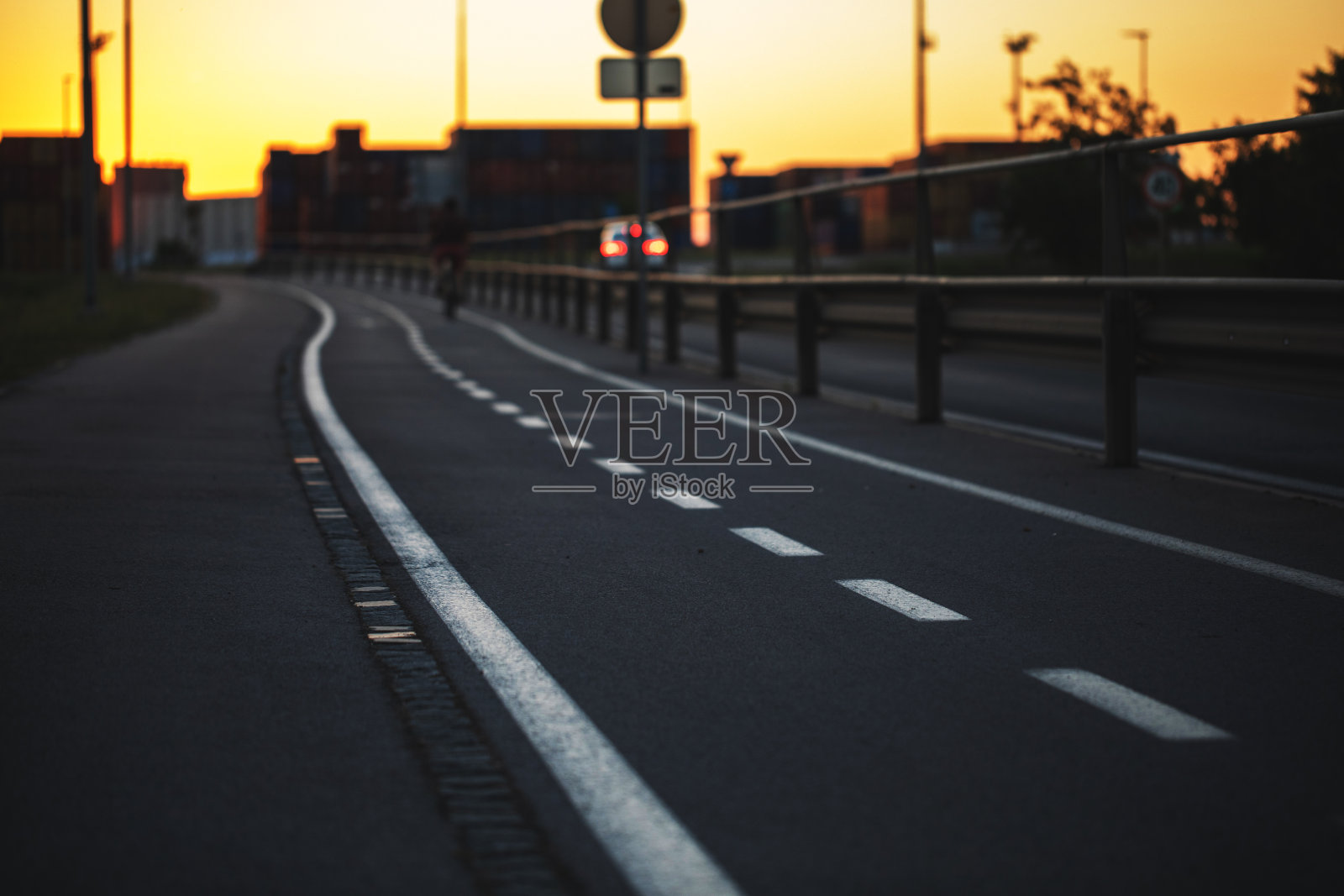 斯洛文尼亚科佩尔，日落时分的自行车道照片摄影图片